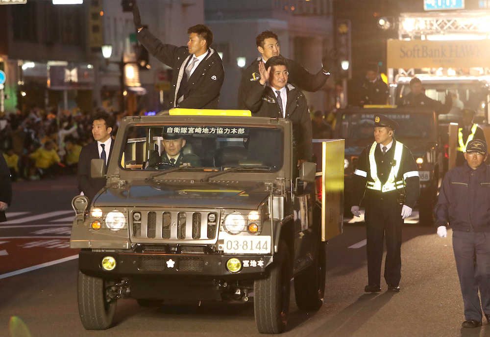 歓迎パレードでファンに手を振る（左から）柳田、内川、工藤監督
