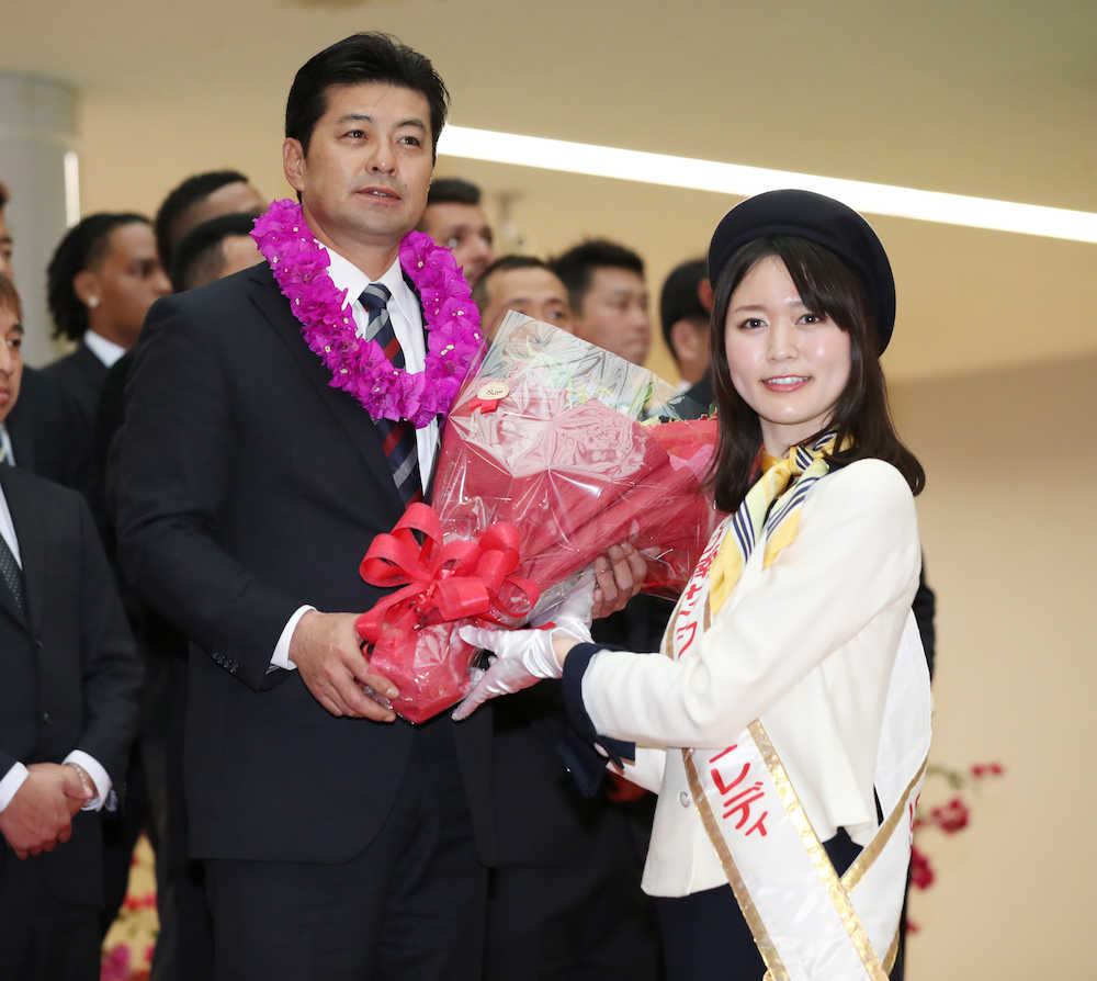 宮崎空港に到着し、日南サンフレッシュレディから花束を受け取る緒方監督
