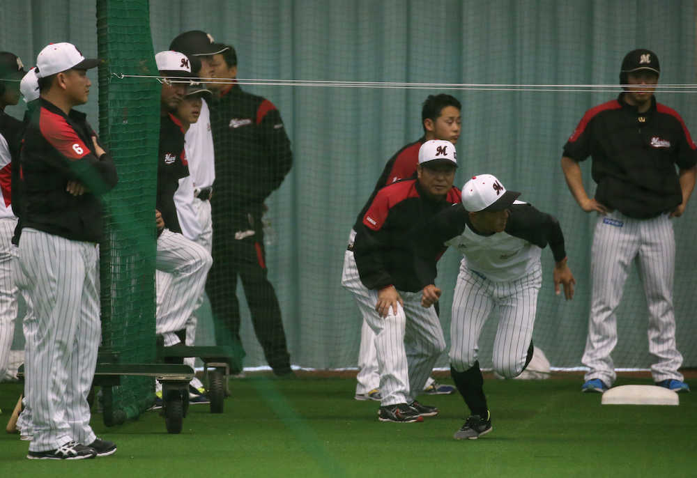 岡田（右から２人目）の走塁を見守る島田臨時コーチ（右から３人目）。左端は井口監督
