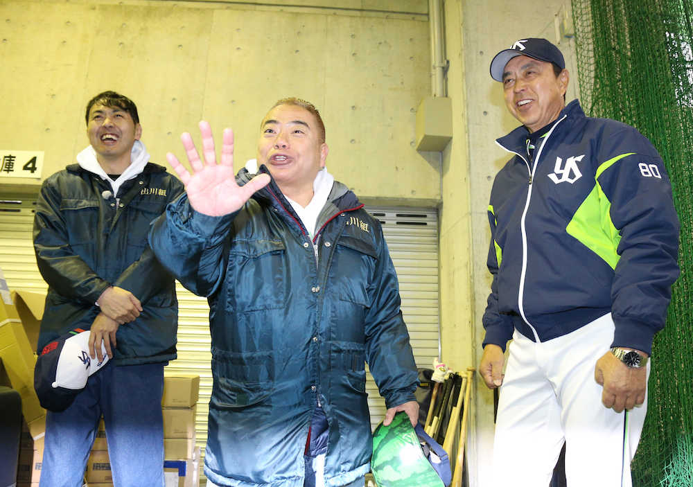 テレビ東京「出川哲朗の充電させてもらえませんか？」のロケでヤクルトキャンプを訪れた出川哲朗（中央）とアンガールズ・田中卓志（左）が小川監督と談笑する