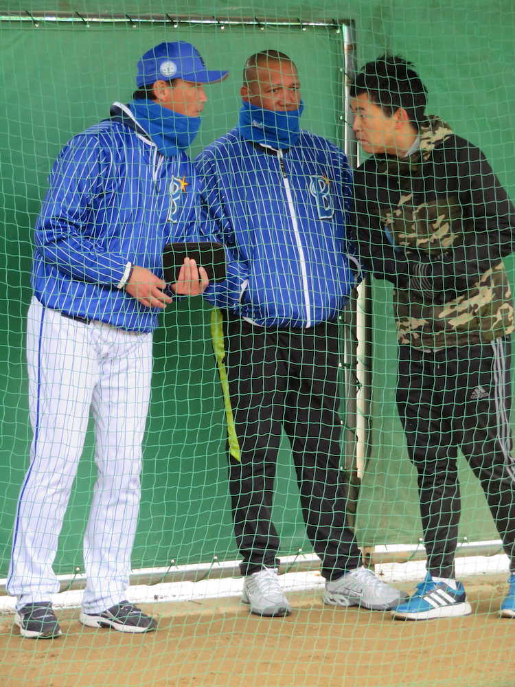 ２軍キャンプのブルペンで川村２軍投手コーチ（左）と話すラミレス監督（中央）