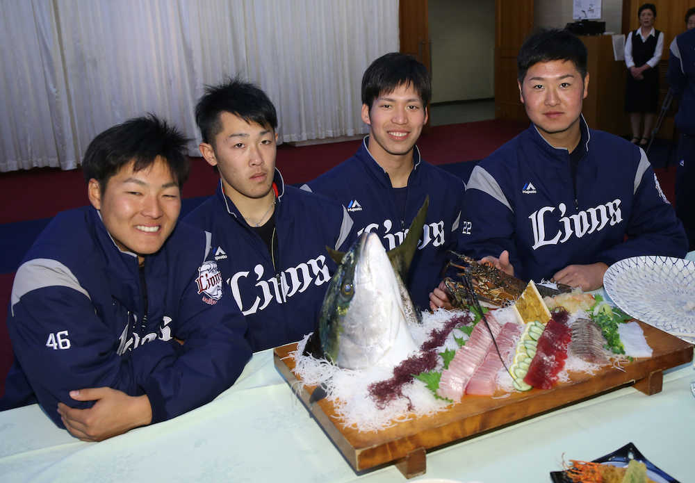 昼食の豪華なカツオの刺身に笑顔を見せる（左から）鈴木、伊藤、斉藤大、中塚