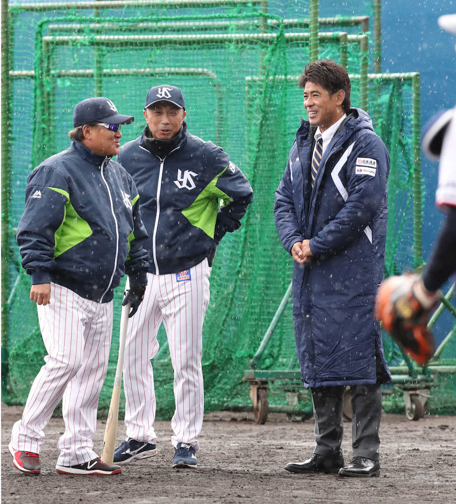 杉村巡回コーチ（左）、宮本ヘッド（中央）と談笑する侍ジャパン・稲葉監督