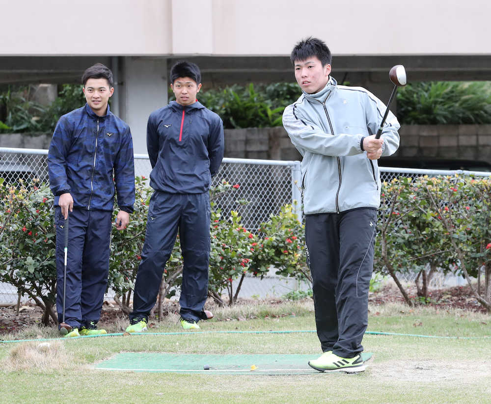 パークゴルフに初挑戦した（左から）熊谷、島田、馬場