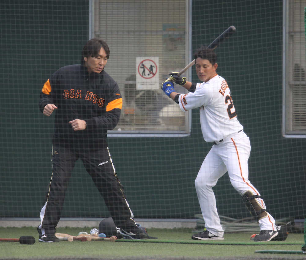 小林（右）を打撃指導する松井臨時コーチ