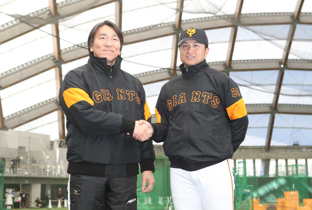 笑顔で握手を交わす高橋監督（右）と松井臨時コーチ