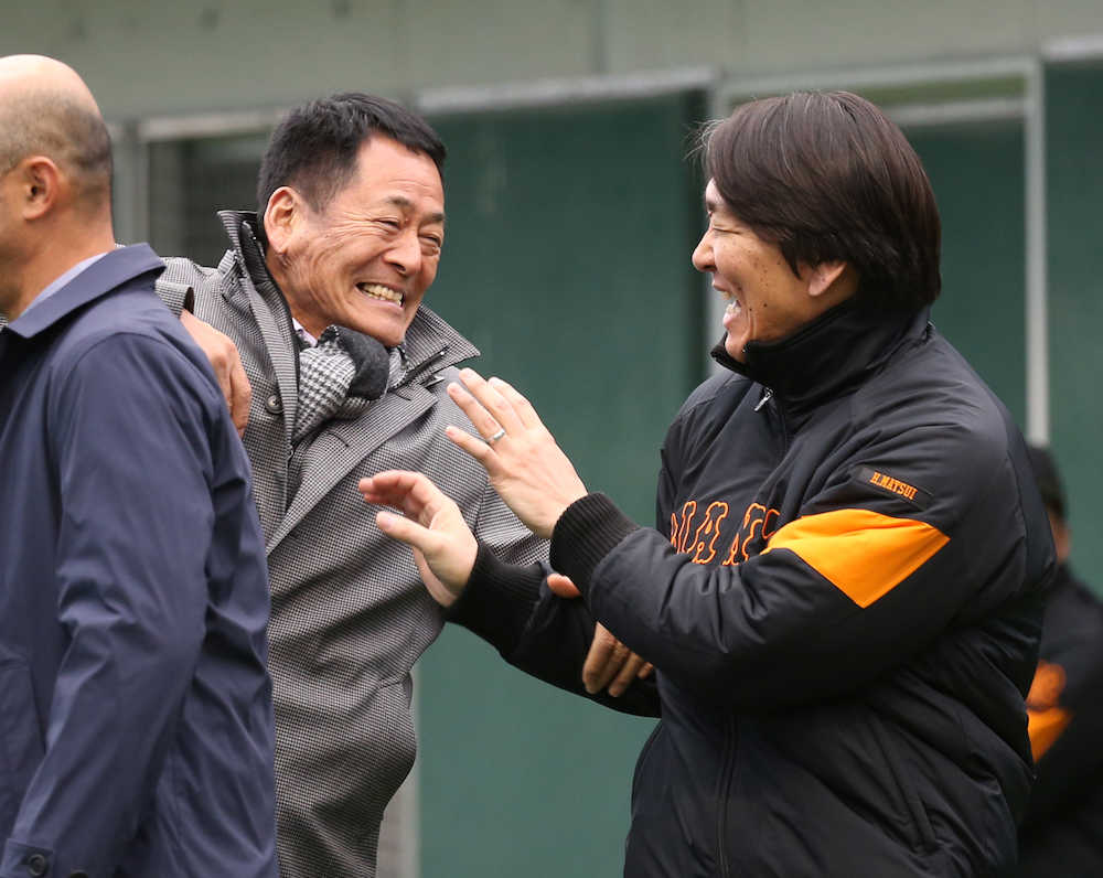 臨時コーチとして巨人キャンプを訪れた松井氏（右）とじゃれあう中畑氏