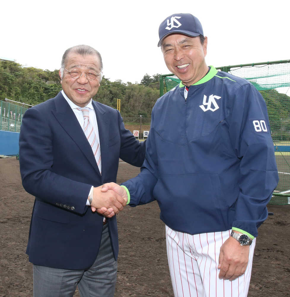 ヤクルトキャンプを訪れ、習志野高の後輩でもある小川監督（右）と握手する阪神・掛布ＳＥＡ