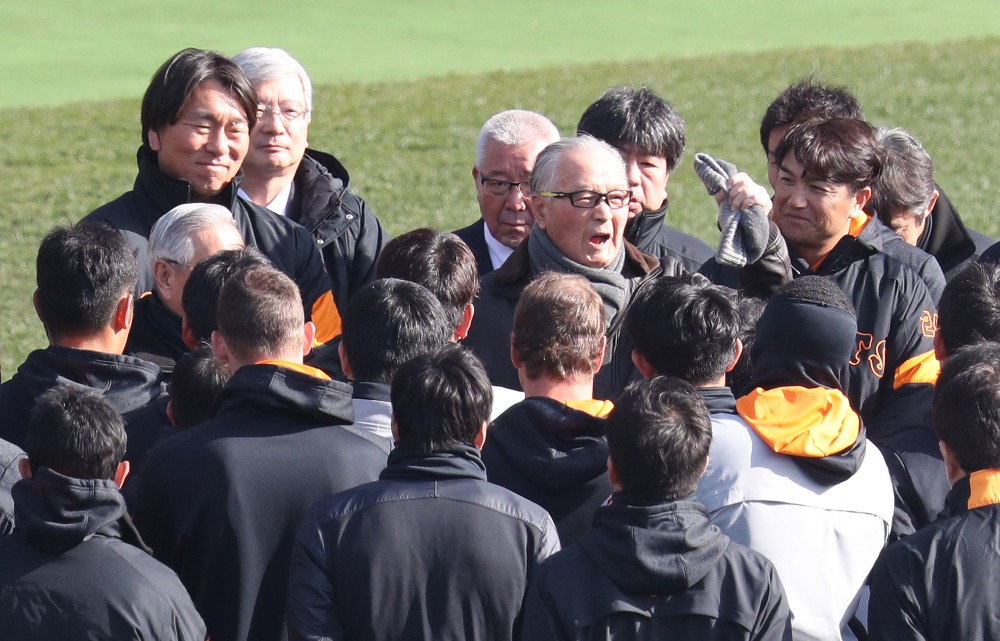 松井氏（左）、高橋監督（右）の間で「勝つ、勝つ、勝〜つ！」と叫ぶ長嶋終身名誉監督