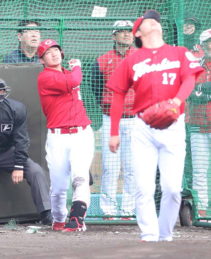 山本浩二氏（後方左）らが見守る中、ランチ特打で岡田（手前）から本塁打を放つ鈴木