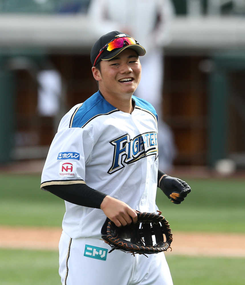 韓国ＬＧ戦の８回１死一塁、一飛を捕球した清宮は笑顔でベンチに戻る
