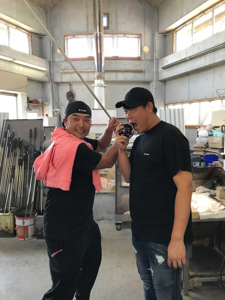 沖縄キャンプ休養日に琉球グラス作り体験をした巨人・阿部（左）と山口俊