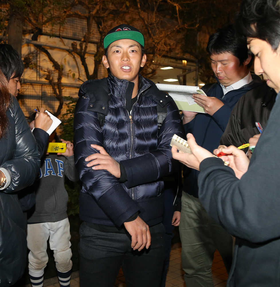 福岡市内で右ひじの検査を受けた今宮は空路、宮崎に戻り記者の質問に答える