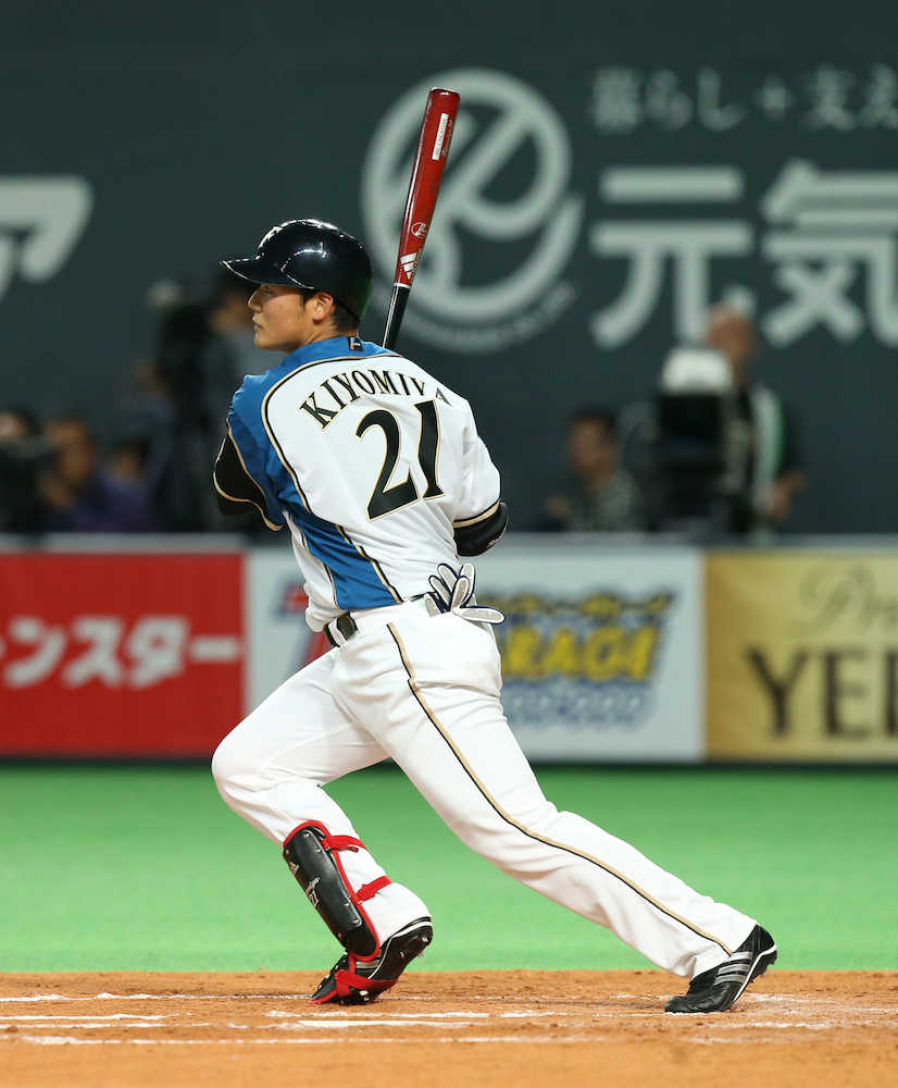 ２回２死、札幌ドーム初打席で右中間二塁打を放つ清宮