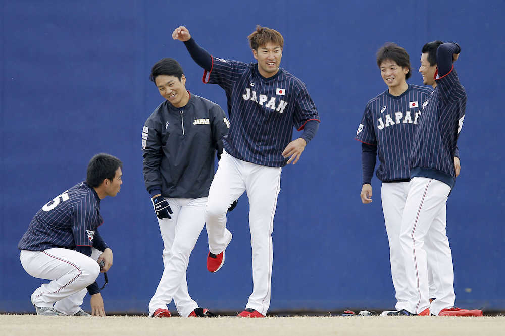 笑顔でクールダウンする日本代表の（左から）秋山、則本、柳田、東浜、千賀