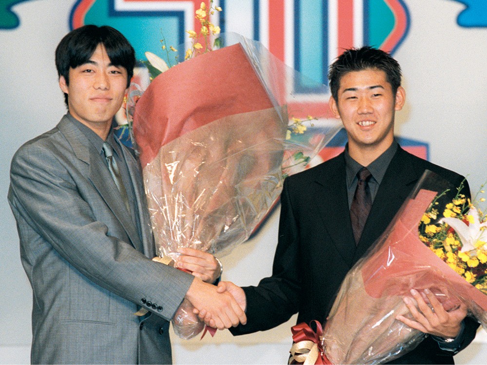 ９９年新人王の表彰を受け、握手を交わす巨人・上原（左）と西武・松坂