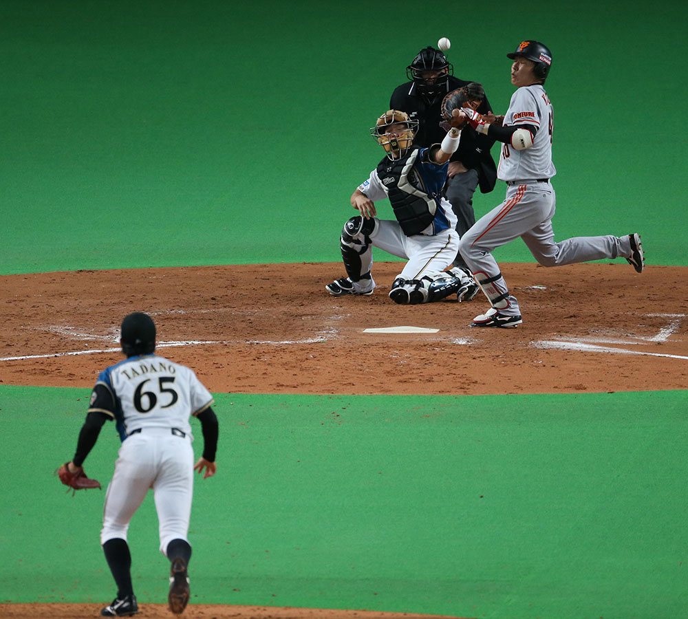 ２０１２年１１月１日、日本シリーズ第５戦の４回無死一塁、日本ハム・多田野が投じた頭部付近へのボールにのけぞるように倒れ込む巨人・加藤