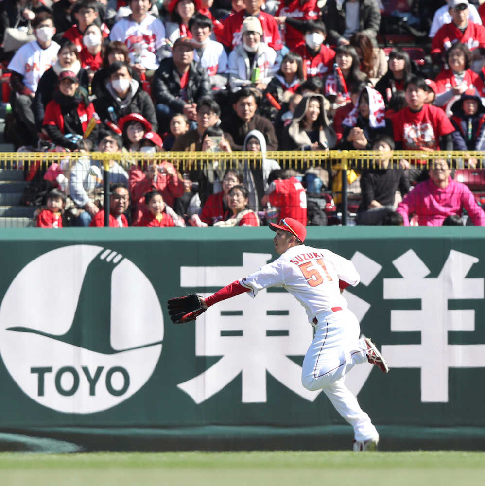 ＜広・ヤ＞３回無死一塁、右翼手・鈴木は山崎の右中間の打球に追いすがるも届かず