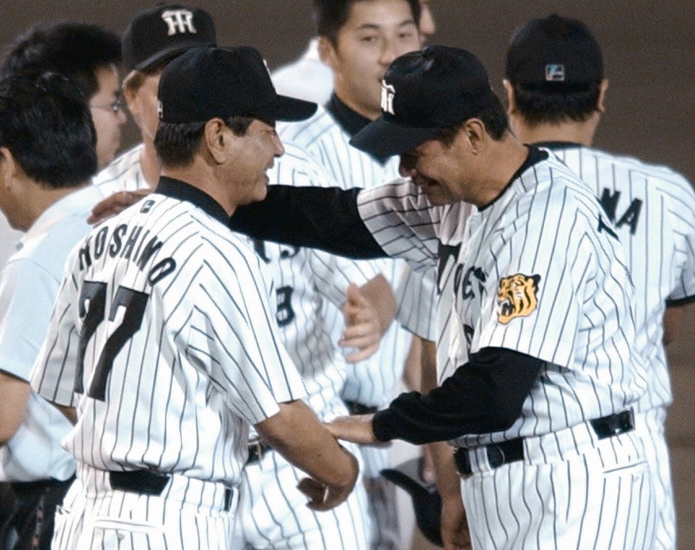０３年、リーグＶを飾り抱き合う星野監督（左）と田淵コーチ