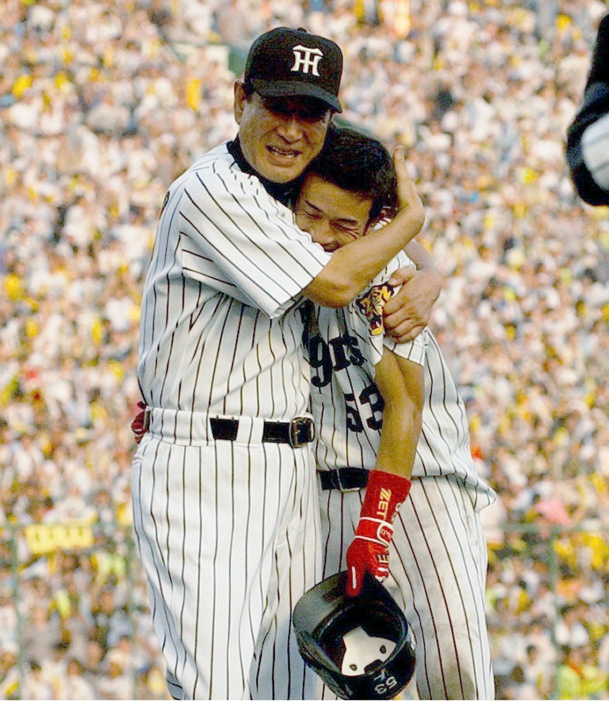 ０３年９月１５日、優勝を手繰り寄せるサヨナラ打を放った赤星（右）を抱きしめる星野監督