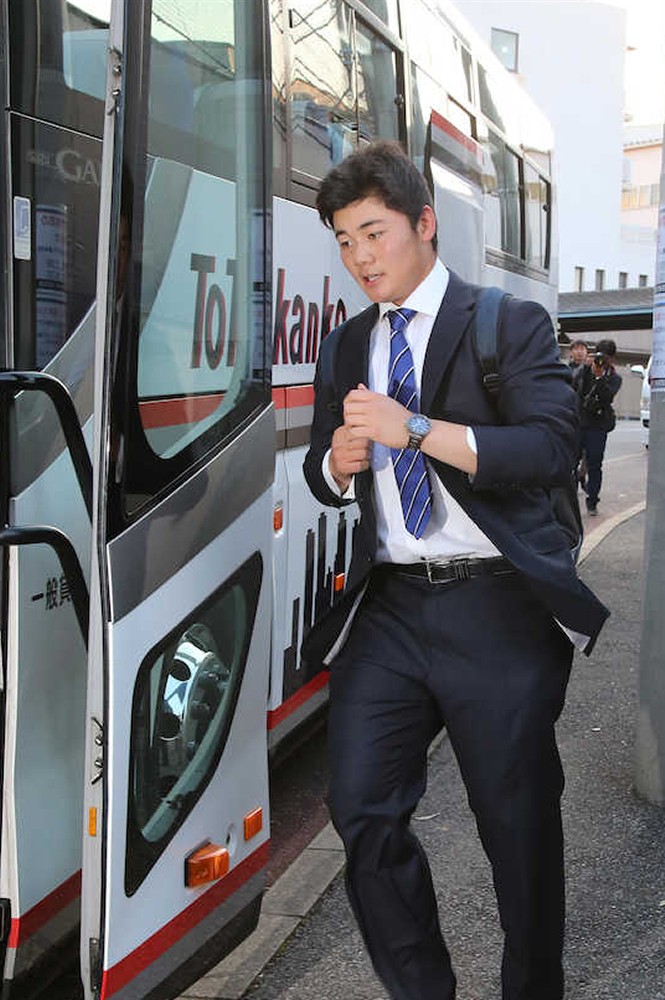 広島遠征のためバスに乗り込む清宮