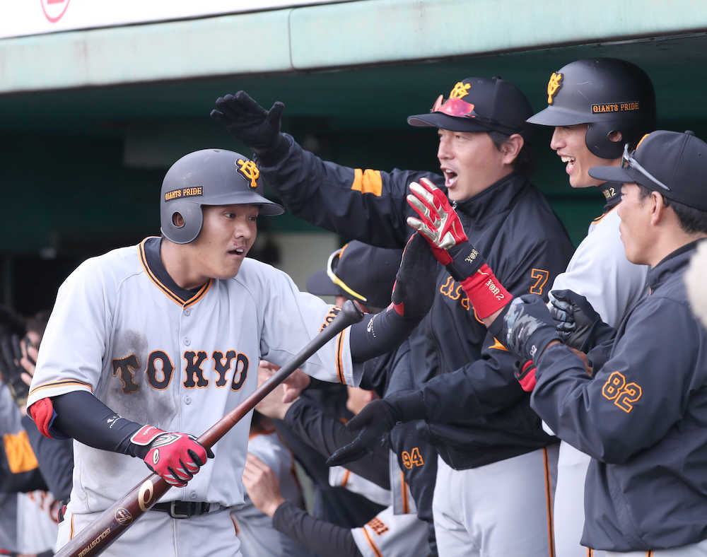 満塁本塁打を打った田中俊（左）は長野、陽らの出迎えを受ける
