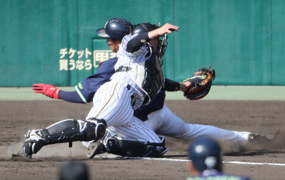 ４回１死満塁、青木の左前打で三塁走者に続き二塁走者・上田が生還する