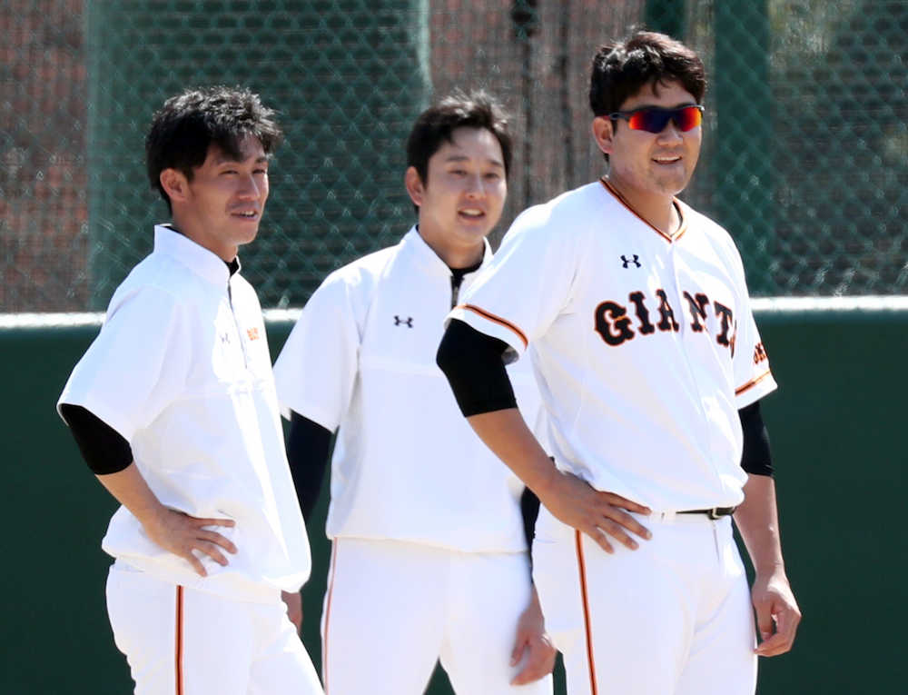 外野から打撃投手を務めた上原を見つめる（左から）吉川光、野上、菅野