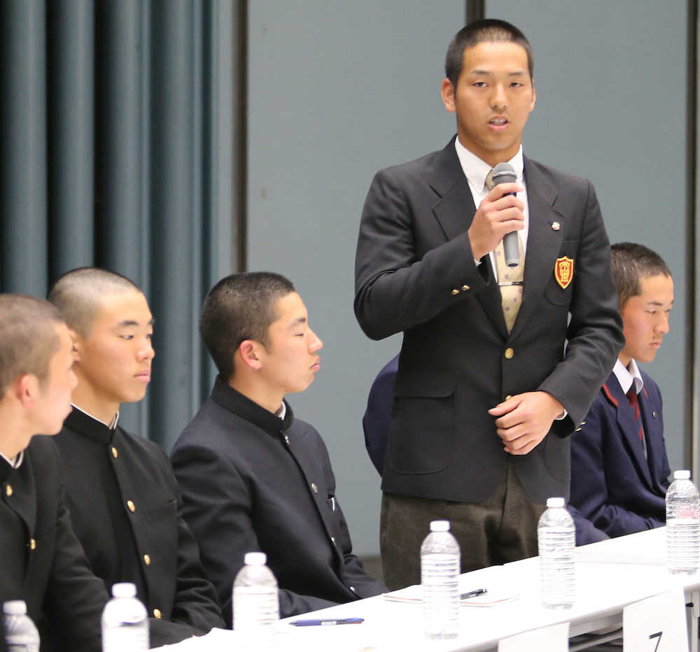 選抜高校野球のキャプテントークで他校の主将からの質問に答える大阪桐蔭・中川主将（右から２人目）