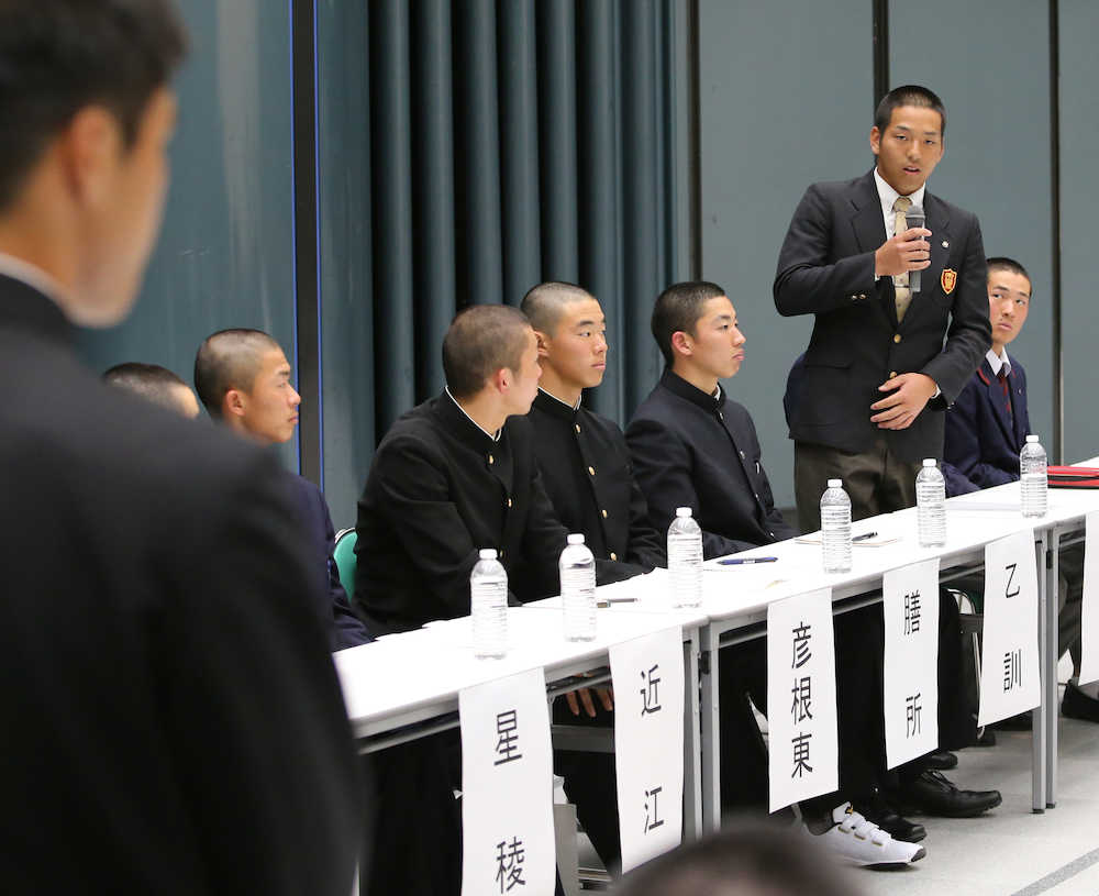 キャプテントークで他校の主将からの質問に答える大阪桐蔭・中川主将（右から２人目）