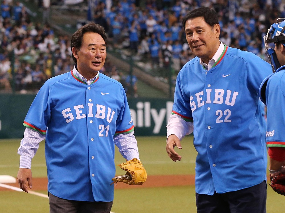 １４年６月２８日、始球式を務めた東尾氏（左）と田淵氏