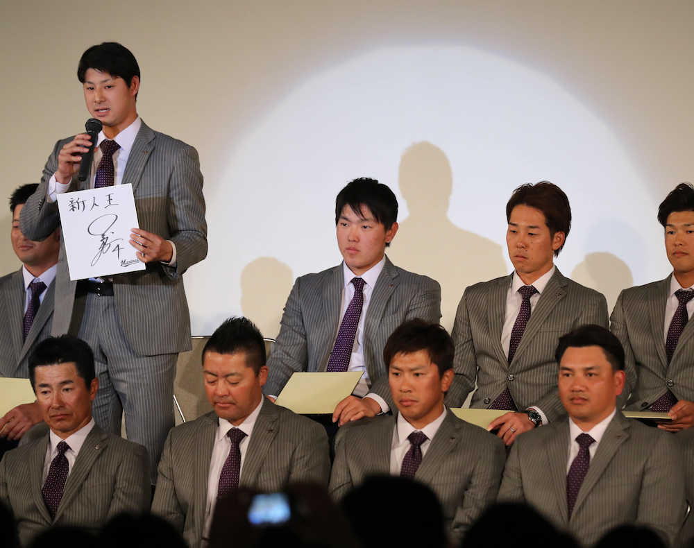 井口監督（前列右端）、安田（後列左から２人目）を前に、今季の目標に「新人王」を掲げる藤岡裕
