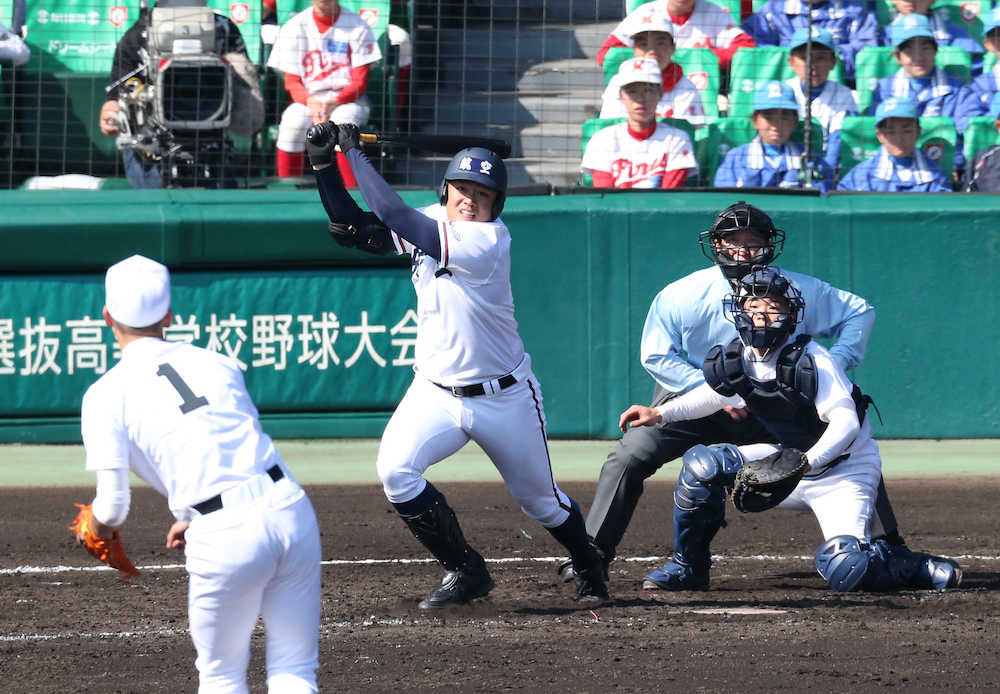 ＜日本航空石川・膳所＞４回１死一塁、日本航空石川の４番上田は左中間に先制の適時二塁打を放つ。投手は手塚