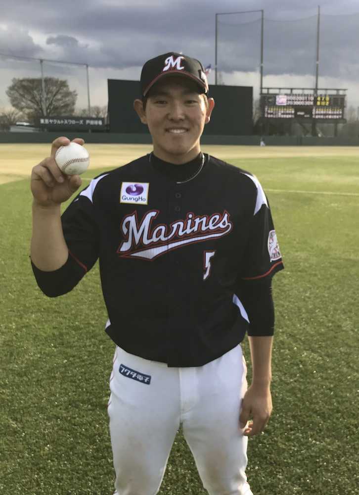 イースタン・リーグのヤクルト戦で公式戦プロ初本塁打を放ったロッテ・安田は記念のボールを手に笑顔