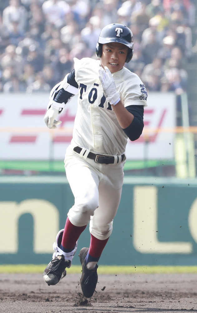 初回２死二塁、適時三塁打を放ち激走する大阪桐蔭・根尾