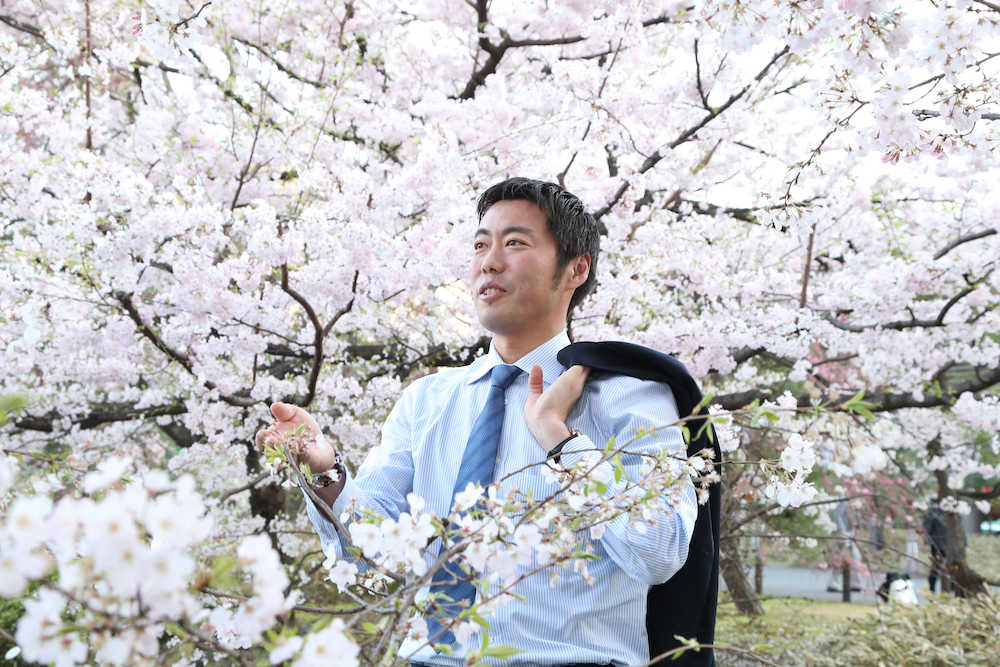 １０年ぶりに日本で開幕を迎える上原は、満開の桜に穏やかな表情を見せる　