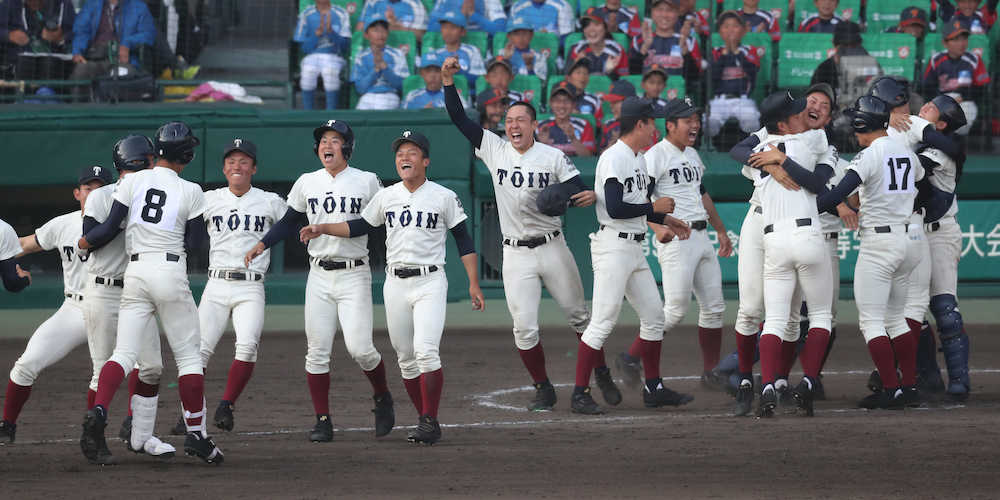 ＜大阪桐蔭・三重＞延長１２回２死一塁、藤原（背番８）のサヨナラ適時二塁打で決勝進出を決めた大阪桐蔭ナイン