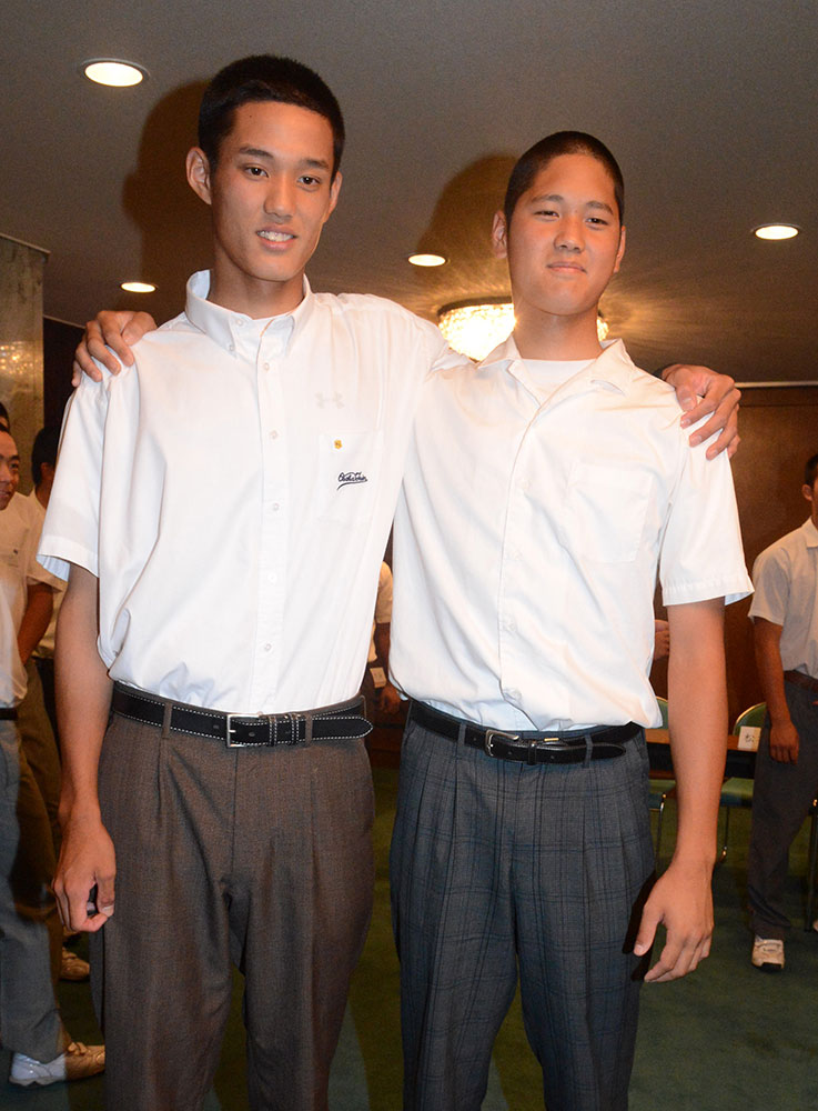 ２０１２年８月、高校日本代表結団式で肩を組み笑顔を見せる大阪桐蔭・藤浪と花巻東の大谷