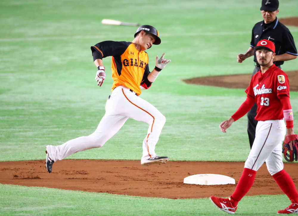 ＜巨・広＞初回、中越え三塁打で二塁を回る巨人・坂本勇