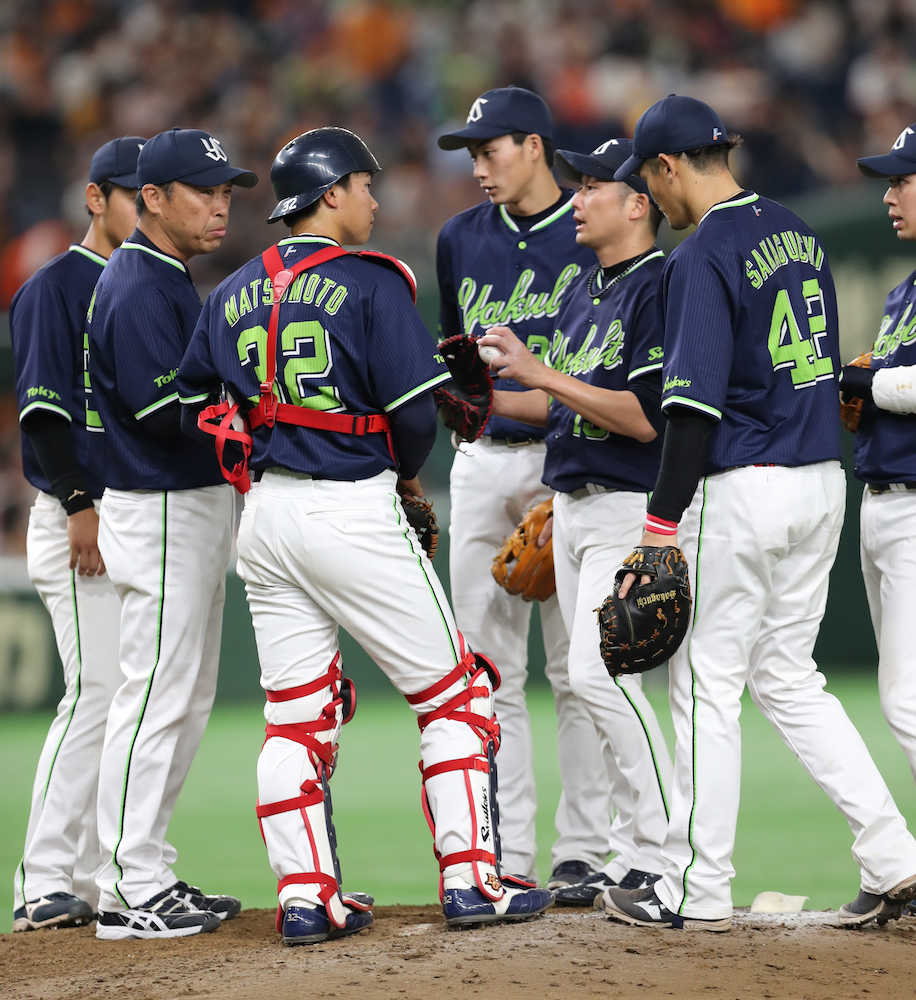＜巨・ヤ＞３回２死二塁、打者・ゲレーロで田畑投手コーチ、松本、石川（左から）らナインがマウンドに集まる
