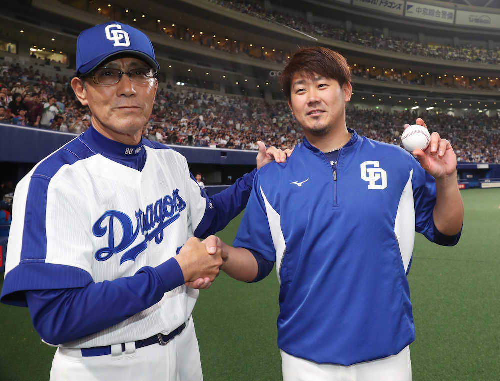 日本球界復帰後初勝利を挙げた松坂は、ウイニングボールを手に森監督（左）と握手