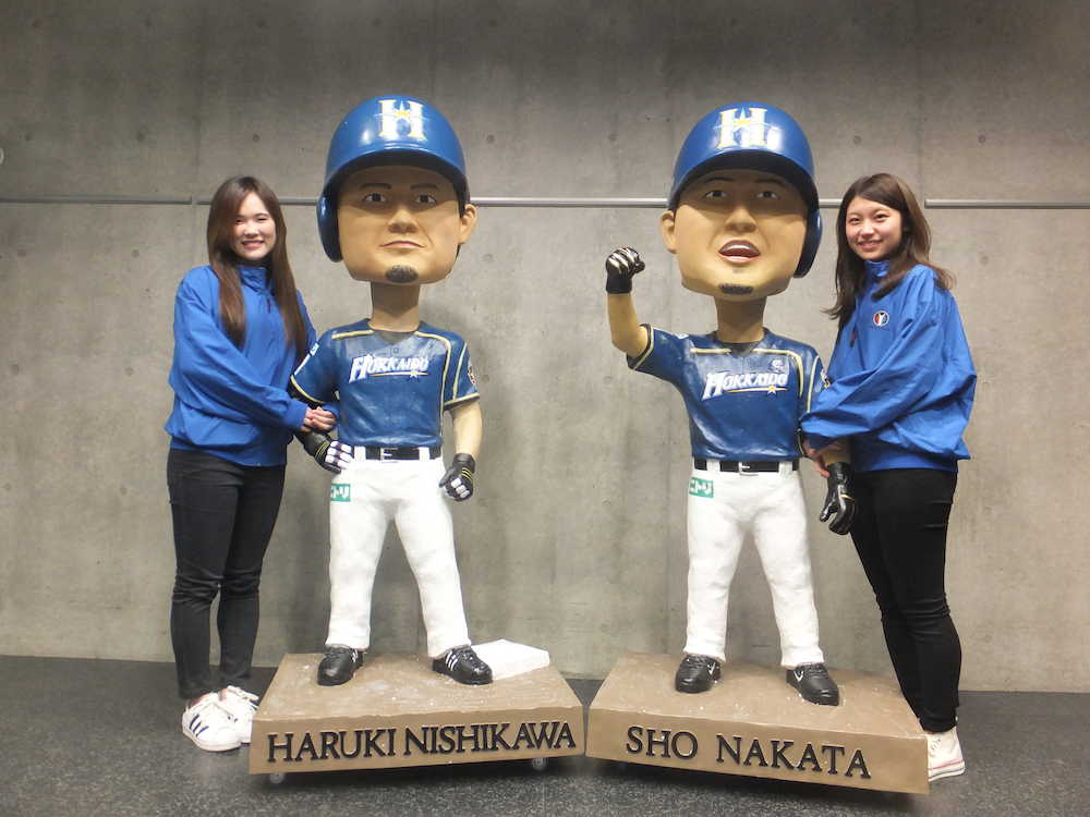 報道陣にお披露目された日本ハム・西川（左）と中田の巨大ボブルヘッド人形