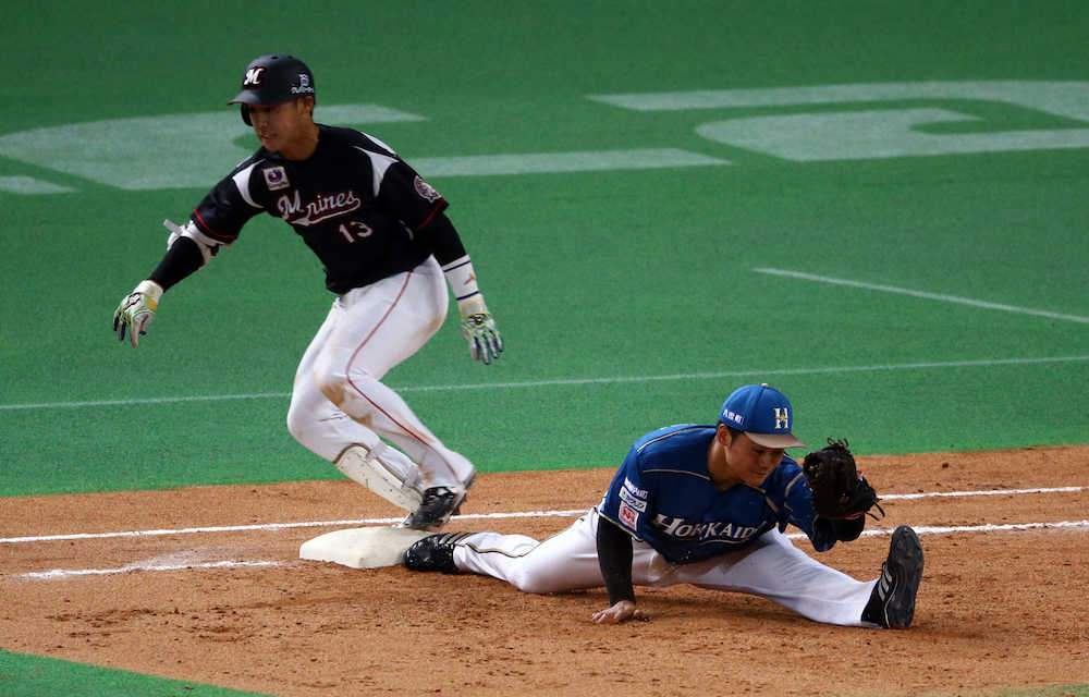 ＜日・ロ＞８回２死、打者・平沢のニゴロで、太田からの送球を捕球する清宮