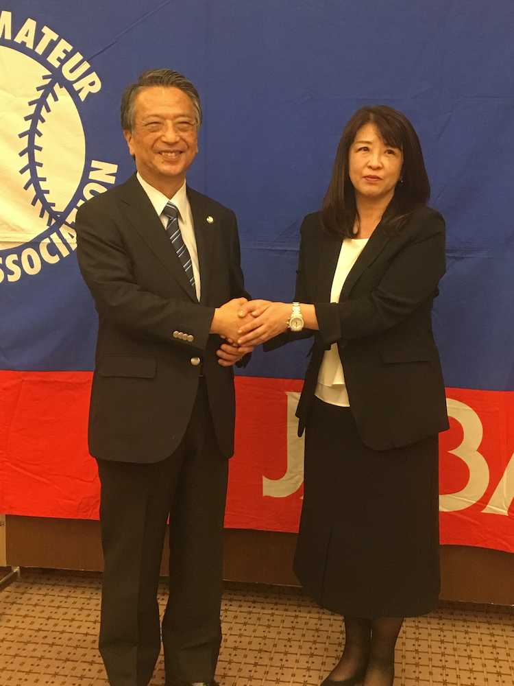 日本野球連盟の新会長に選任された清野智氏と女性初の理事に選任された岡沢良以氏