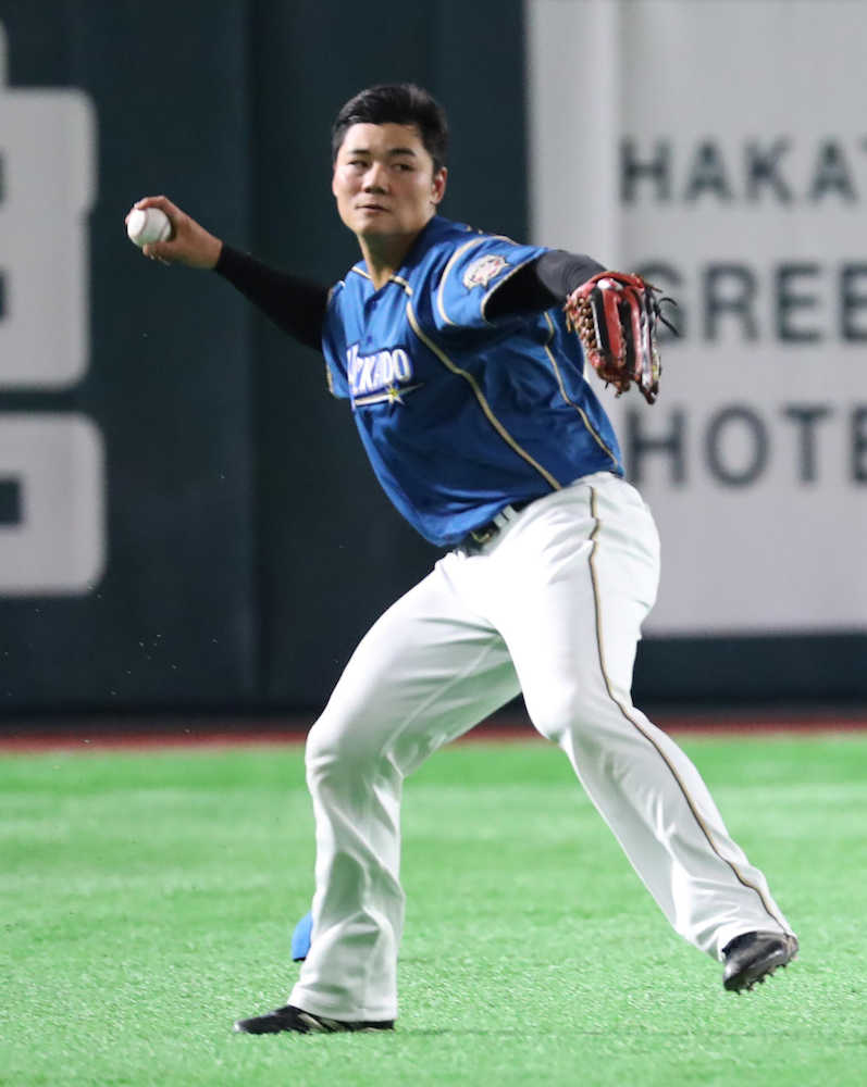 ５回１死一、三塁で柳田の左飛を捕球し、ホームに送球する清宮