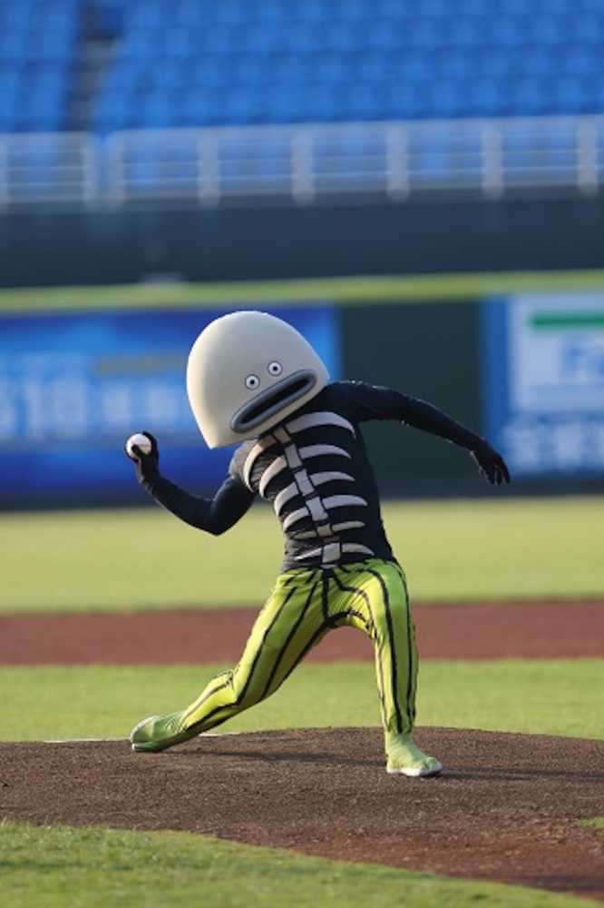 台湾プロ野球の試合で始球式をする謎の魚（ラミゴ・モンキーズ提供）
