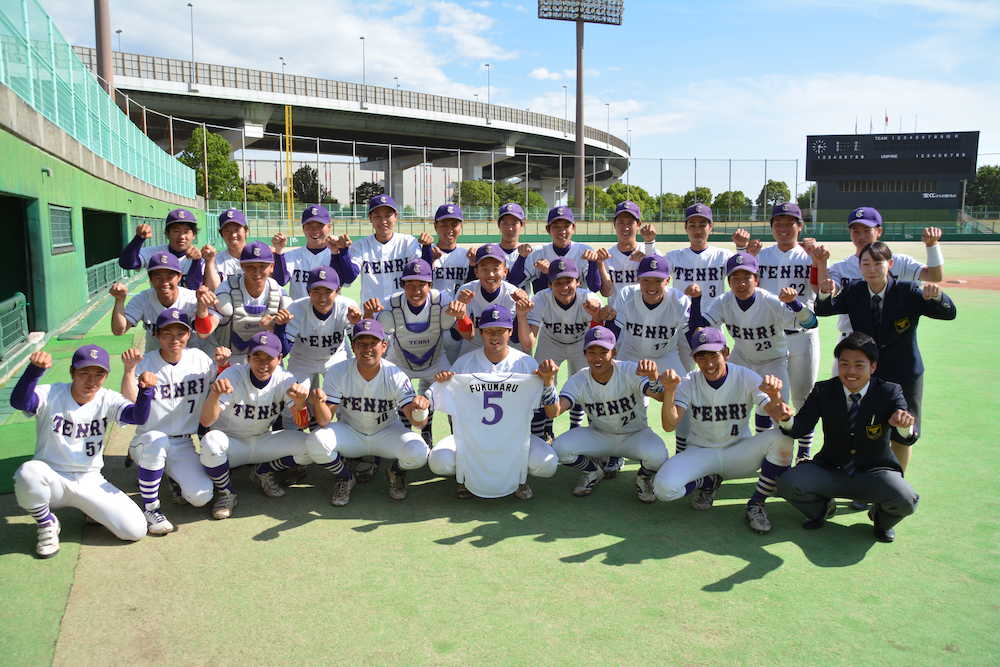 ＜天理大・関西外大＞　阪神大学野球リーグで３季連続１８度目の優勝を飾った天理大ナイン