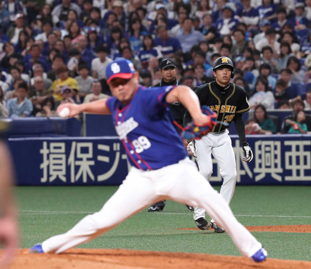 ＜神・中＞３回、死球で出塁した阪神・才木は中日・松坂の投球を見つめる