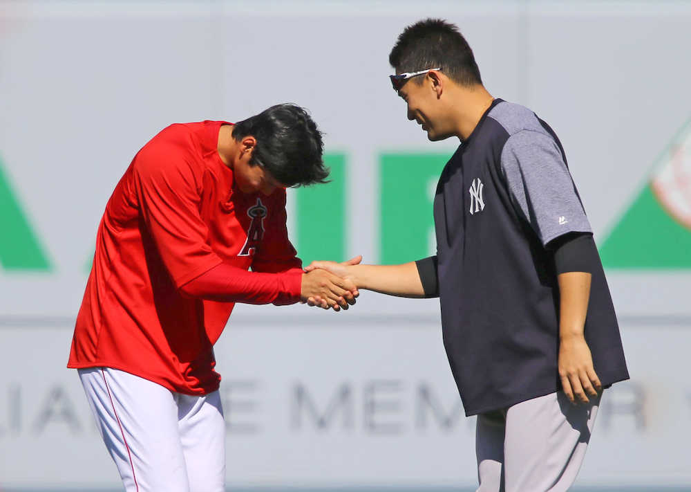 ４月２８日の試合前、握手を交わす田中と大谷（左）