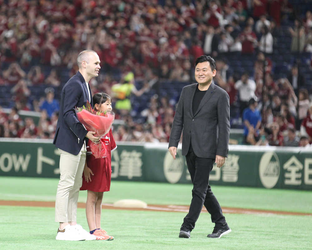 東京ドームで行われた楽天―オリックス戦の試合前に登場し、花束を贈呈されるイニエスタ（左）。右は三木谷会長　（撮影・田中和也）